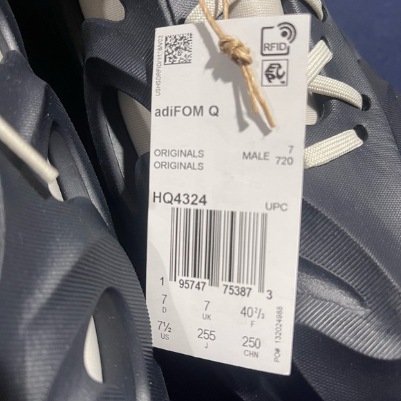 Adidas - Picture 3 of 5